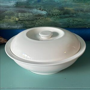 Elegant Large White Ceramic Serving Bowl with Lid 14 Cups